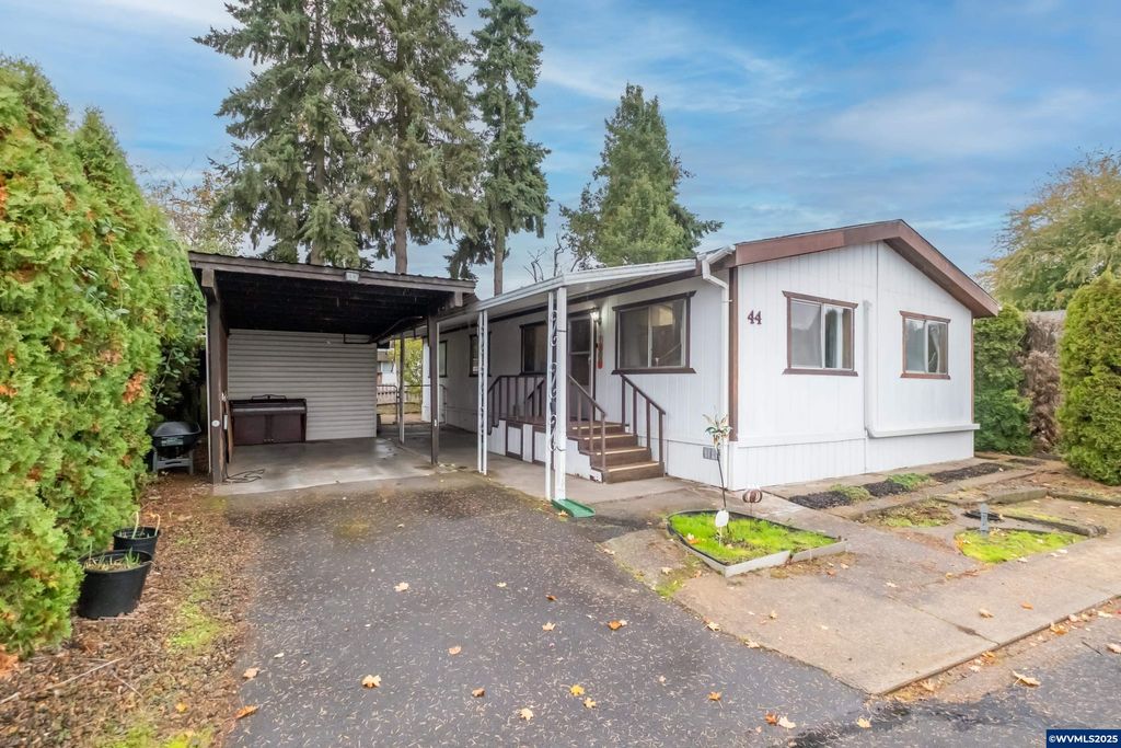 Image 1 of property listing at 141 S 17th (#44) St 44, Independence, OR 97351