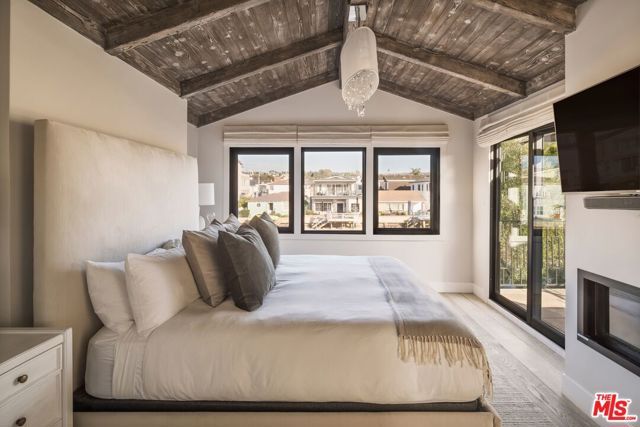 305 Grand Canal 8, Newport Beach, CA 92662