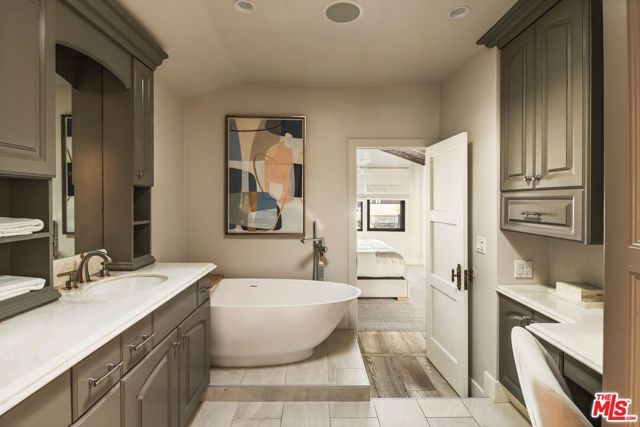 305 Grand Canal 8, Newport Beach, CA 92662