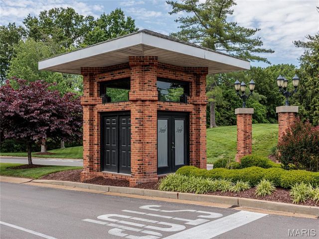 10 MERAMEC BLUFFS Court, Eureka, MO 63025
