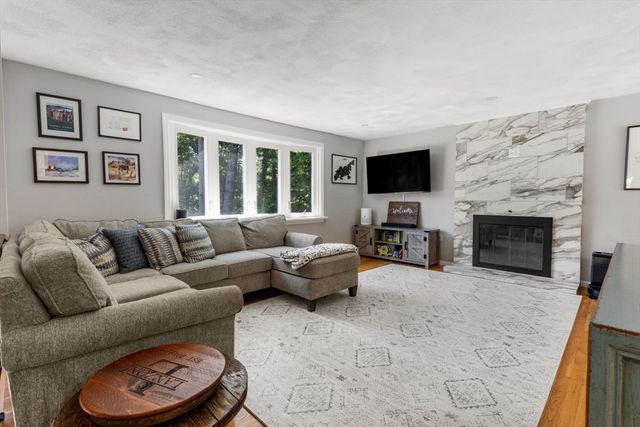 199 Ash St, Hopkinton, MA 01748