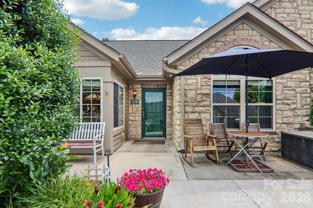 174 Summerfield Place, Flat Rock, NC 28731