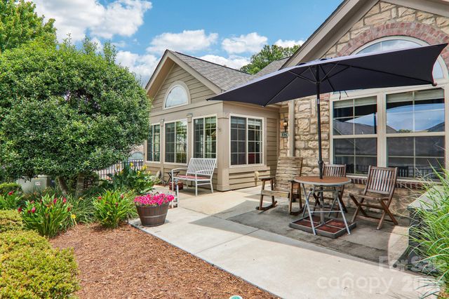 174 Summerfield Place, Flat Rock, NC 28731