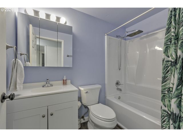 1066 Se FIR GROVE Loop, Hillsboro, OR 97123