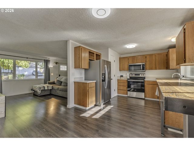 1066 Se FIR GROVE Loop, Hillsboro, OR 97123