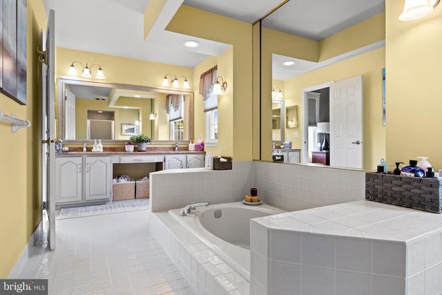 3 SPLITRAIL CT, Hainesport, NJ 08036