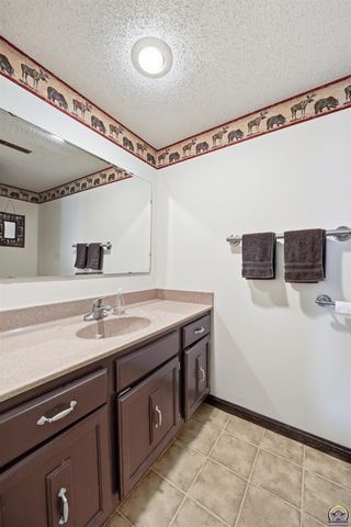 4025 SE 29th ST, Topeka, KS 66605