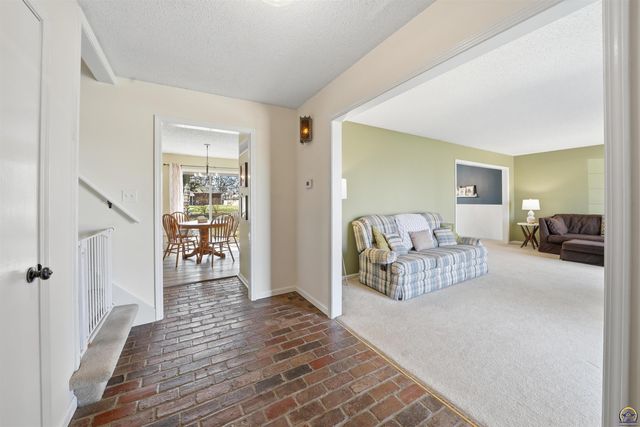 4025 SE 29th ST, Topeka, KS 66605