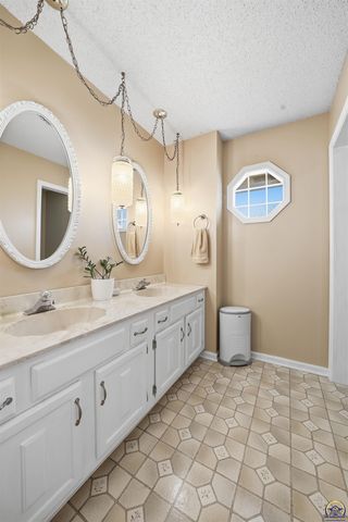 4025 SE 29th ST, Topeka, KS 66605