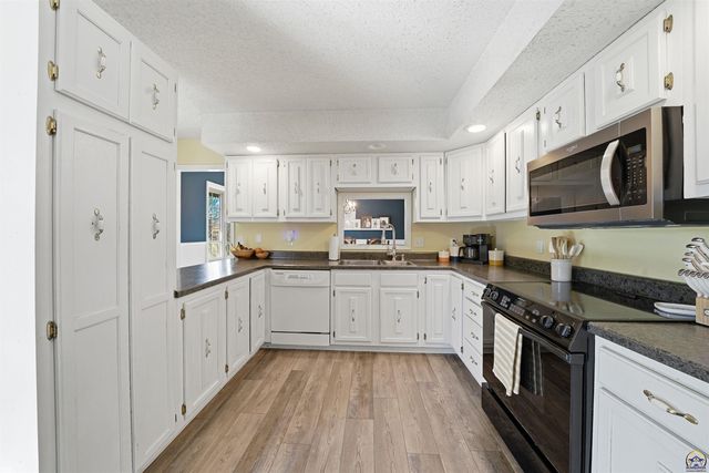 4025 SE 29th ST, Topeka, KS 66605