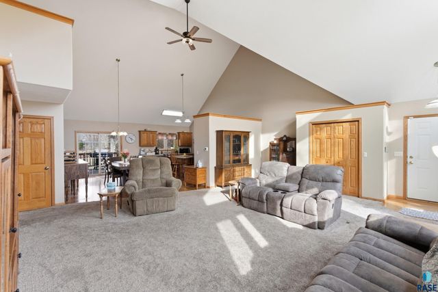 46494 Country Ln Lane, Hartford, SD 57033