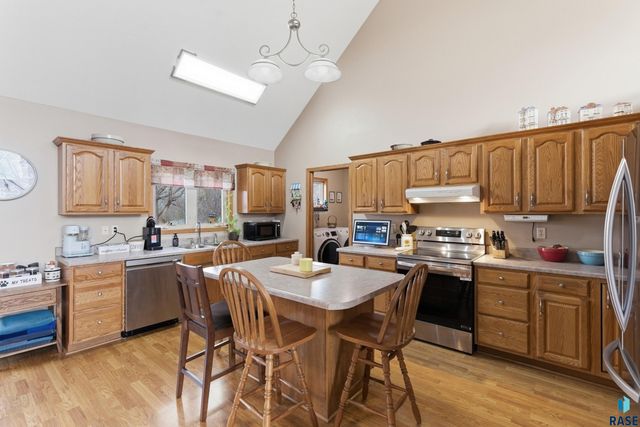 46494 Country Ln Lane, Hartford, SD 57033