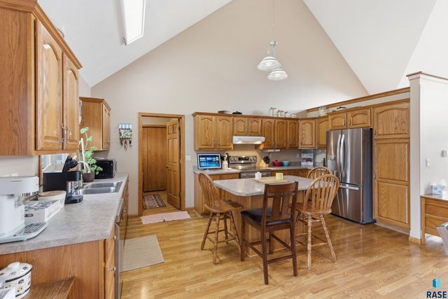 46494 Country Ln Lane, Hartford, SD 57033