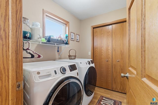 46494 Country Ln Lane, Hartford, SD 57033