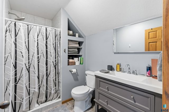 46494 Country Ln Lane, Hartford, SD 57033