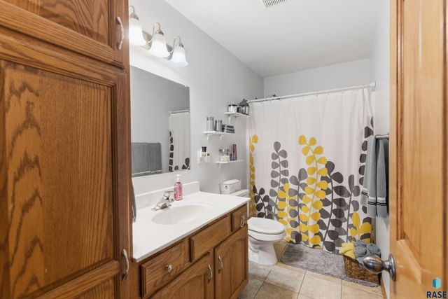 46494 Country Ln Lane, Hartford, SD 57033