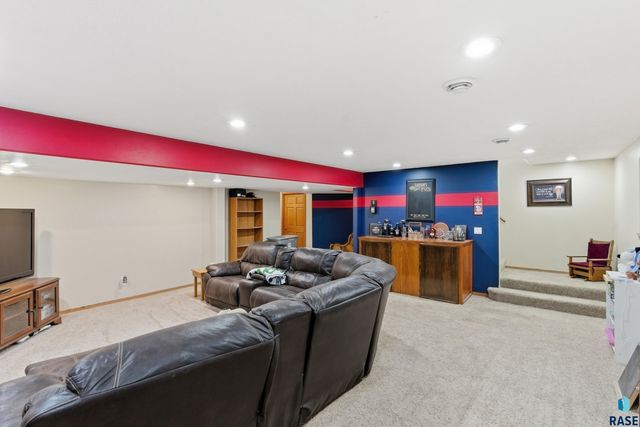 46494 Country Ln Lane, Hartford, SD 57033