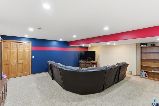 46494 Country Ln Lane, Hartford, SD 57033