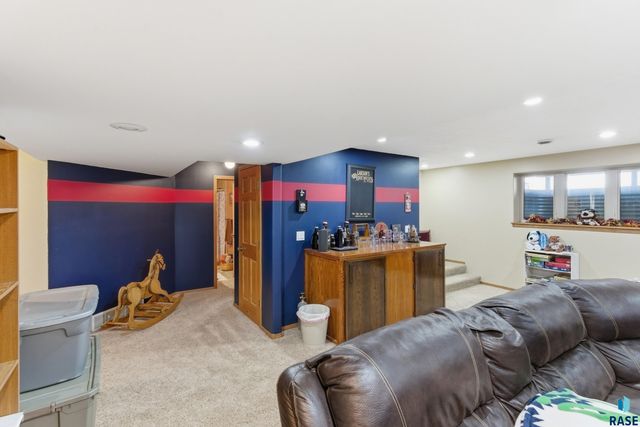 46494 Country Ln Lane, Hartford, SD 57033