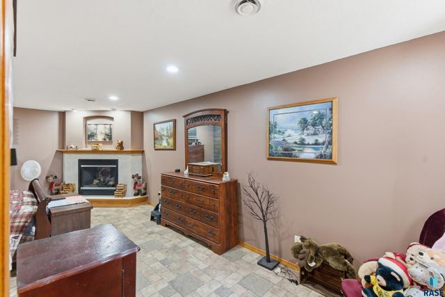 46494 Country Ln Lane, Hartford, SD 57033