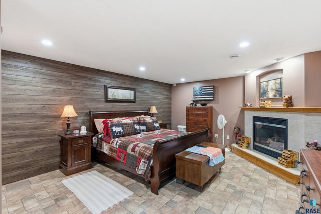 46494 Country Ln Lane, Hartford, SD 57033