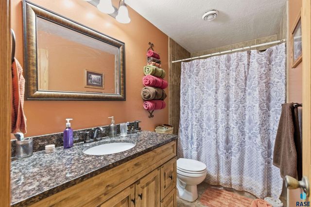 46494 Country Ln Lane, Hartford, SD 57033