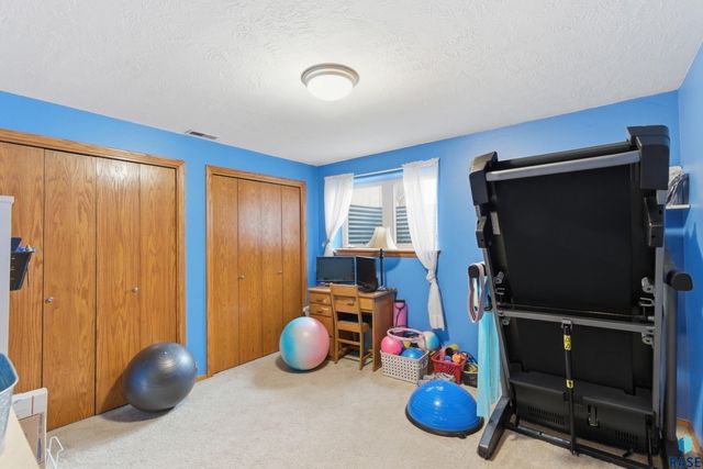 46494 Country Ln Lane, Hartford, SD 57033