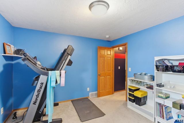 46494 Country Ln Lane, Hartford, SD 57033