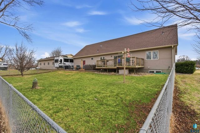 46494 Country Ln Lane, Hartford, SD 57033