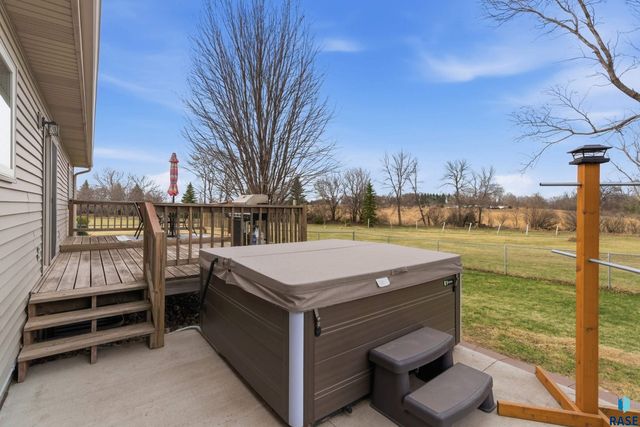 46494 Country Ln Lane, Hartford, SD 57033
