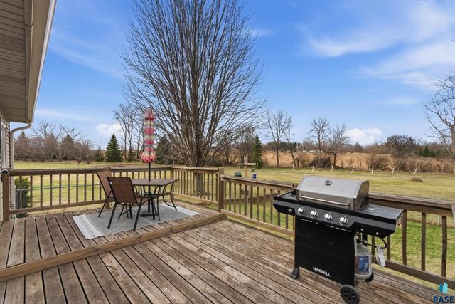 46494 Country Ln Lane, Hartford, SD 57033