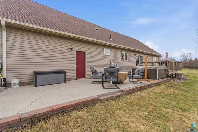 46494 Country Ln Lane, Hartford, SD 57033