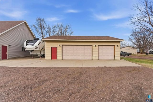 46494 Country Ln Lane, Hartford, SD 57033