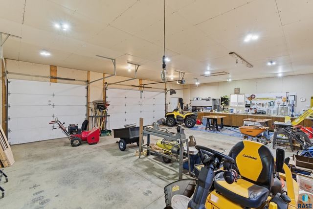 46494 Country Ln Lane, Hartford, SD 57033