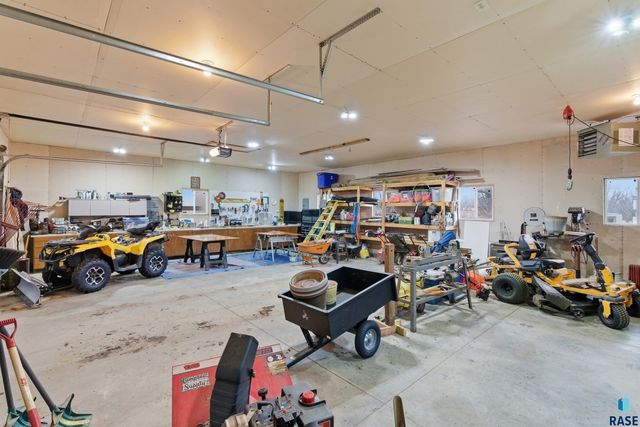 46494 Country Ln Lane, Hartford, SD 57033