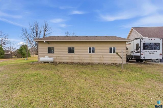 46494 Country Ln Lane, Hartford, SD 57033