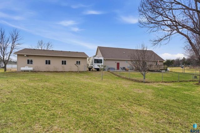 46494 Country Ln Lane, Hartford, SD 57033