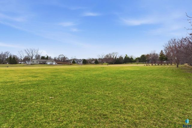46494 Country Ln Lane, Hartford, SD 57033