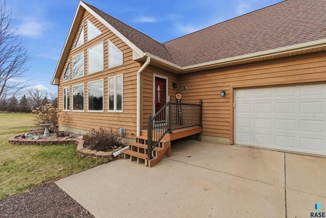 46494 Country Ln Lane, Hartford, SD 57033