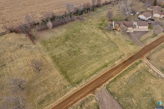 46494 Country Ln Lane, Hartford, SD 57033