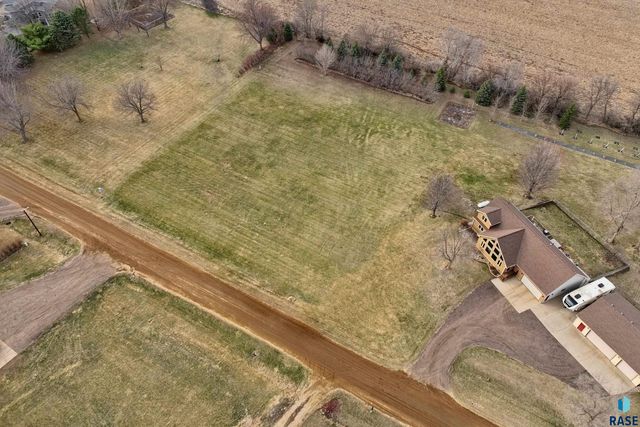 46494 Country Ln Lane, Hartford, SD 57033