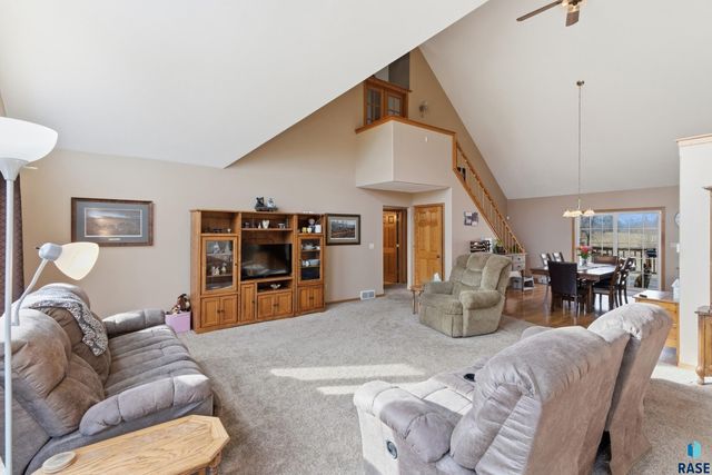 46494 Country Ln Lane, Hartford, SD 57033