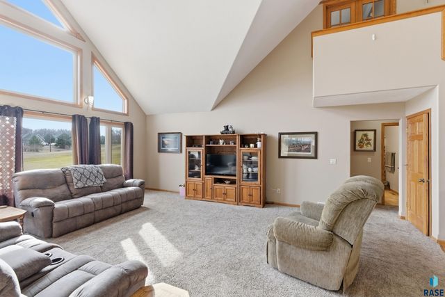 46494 Country Ln Lane, Hartford, SD 57033