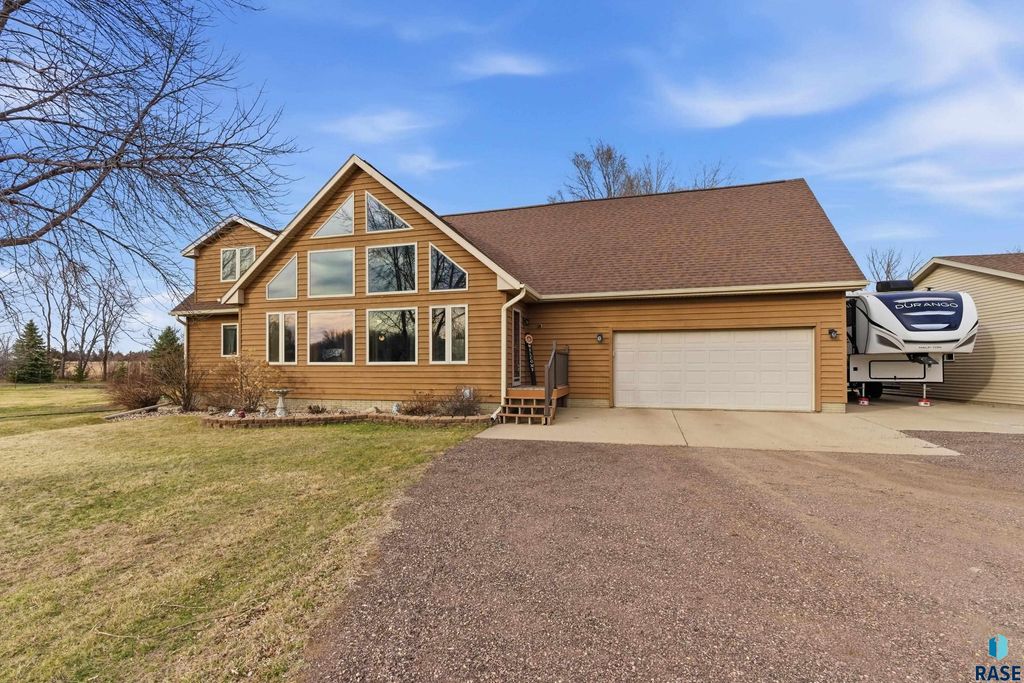 46494 Country Ln Lane, Hartford, SD 57033