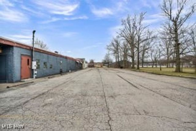 5348 E Lake Road, Sheffield Lake, OH 44054