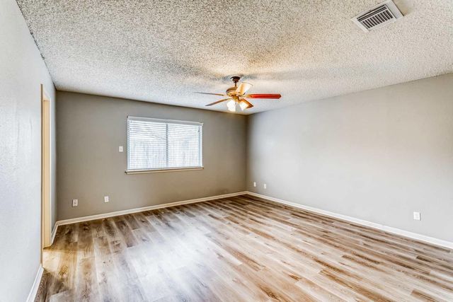 2306 Cambridge Court N, League City, TX 77573