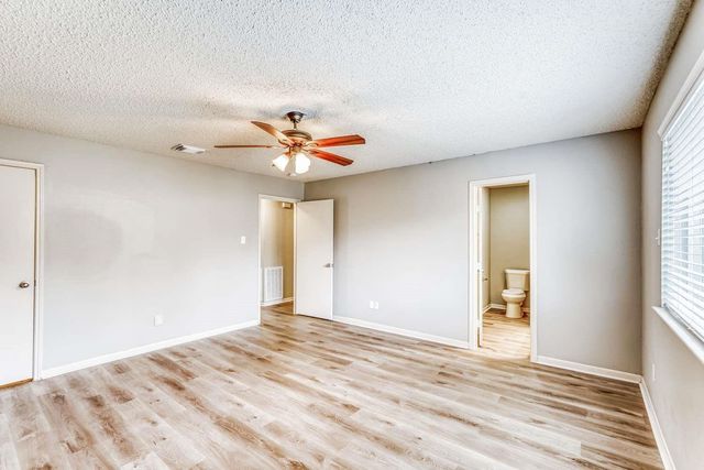 2306 Cambridge Court N, League City, TX 77573