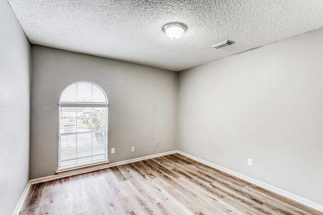 2306 Cambridge Court N, League City, TX 77573