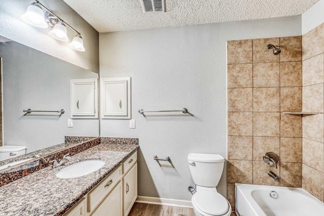 2306 Cambridge Court N, League City, TX 77573