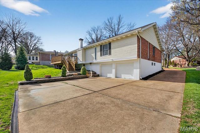 548 Windsor Mill Drive, Ballwin, MO 63011